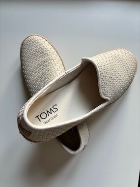 TOMS NEW Carolina Cream Woven Slip-On Flats Fits like generous 10, never worn